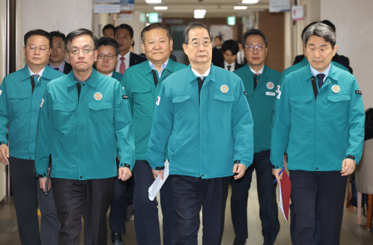 의대 정원 확대를 두고 '의정 갈등'이 계속되고 있는 20일 오후 한덕수(가운데) 국무총리가 의료 개혁 관련 대국민 담화 발표를 위해 관계 장관들과 서울 종로구 정부서울청사 회견장으로 이동하고 있다. [연합뉴스]